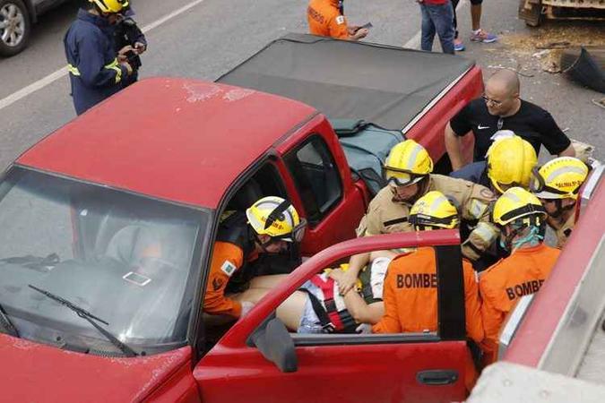 Os socorristas do Corpo de Bombeiros transportaram Luciana Santana Tavares para o Hospital das Forças Armadas(foto: CBMDF/Divulgação) Os socorristas do Corpo de Bombeiros transportaram Luciana Santana Tavares para o Hospital das Forças Armadas(foto: CBMDF/Divulgação)