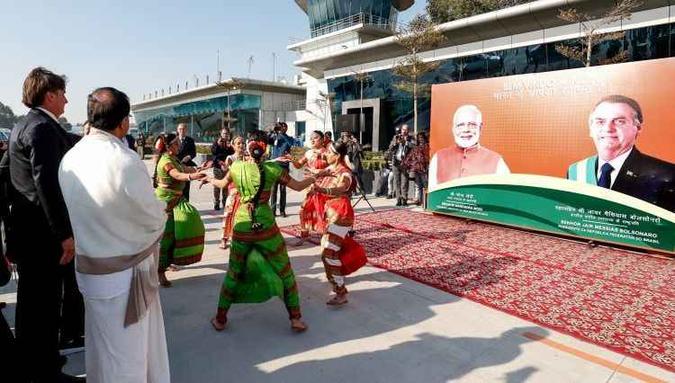 O presidente Jair Bolsonaro assiste à apresentação artística diante do cartaz com a imagem dele e do primeiro-ministro Narendra Modi e com a saudação em português(foto: Alan Santos/PR) O presidente Jair Bolsonaro assiste à apresentação artística diante do cartaz com a imagem dele e do primeiro-ministro Narendra Modi e com a saudação em português(foto: Alan Santos/PR)