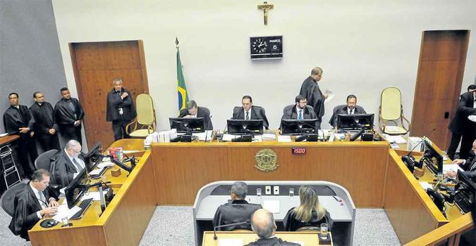 A 5ª turma do Superior Tribunal de Justiça decidiu, por unanimidade, negar a possibilidade de Lula responder em liberdade até que o processo penal chegue ao fim(foto: Minervino Junior/CB/D.A Press) A 5ª turma do Superior Tribunal de Justiça decidiu, por unanimidade, negar a possibilidade de Lula responder em liberdade até que o processo penal chegue ao fim(foto: Minervino Junior/CB/D.A Press)
