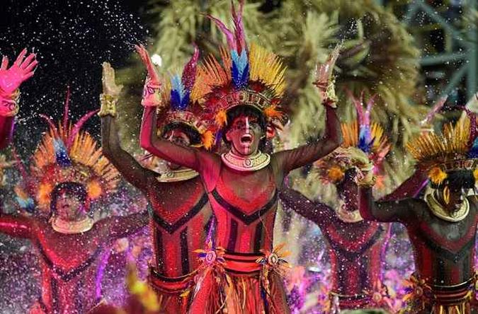 Membros da escola de samba Grande Rio se apresentam durante a primeira noite do desfile de carnaval do Rio no Sambódromo Marquês de Sapucaí, no Rio de Janeiro.(foto: CARL DE SOUZA / AFP) Membros da escola de samba Grande Rio se apresentam durante a primeira noite do desfile de carnaval do Rio no Sambódromo Marquês de Sapucaí, no Rio de Janeiro.(foto: CARL DE SOUZA / AFP)