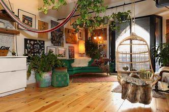 A cadeira pendente em materiais naturais traz charme e conforto ao ambiente da Airbnb (foto: AirBnb) A cadeira pendente em materiais naturais traz charme e conforto ao ambiente da Airbnb (foto: AirBnb)