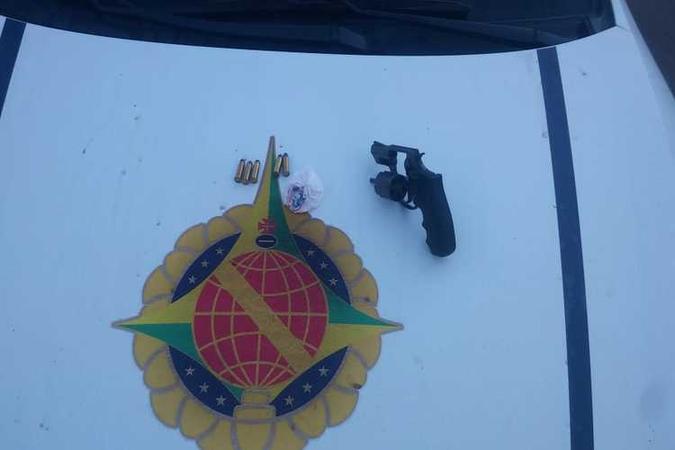 Homem chegou em casa armado com revólver calibre 38(foto: Polícia Militar/Divulgação) Homem chegou em casa armado com revólver calibre 38(foto: Polícia Militar/Divulgação)