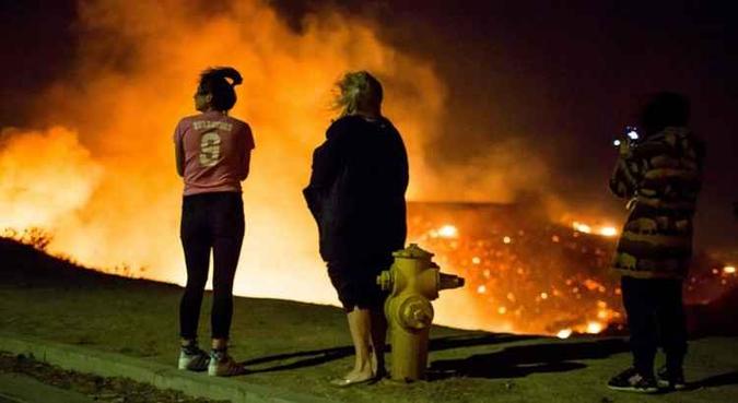 Segundo o jornal Los Angeles Times, seis casas no luxuoso bairro foram atingidas pelas chamas(foto: Kyle Grillot/AFP) Segundo o jornal Los Angeles Times, seis casas no luxuoso bairro foram atingidas pelas chamas(foto: Kyle Grillot/AFP)