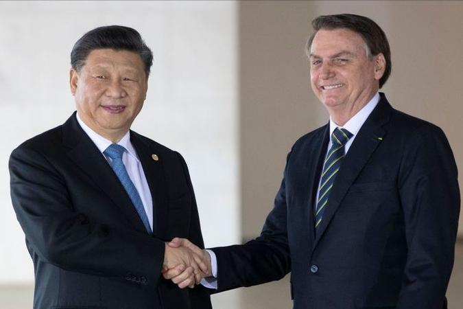 O presidente chinês, Xi Jinping, e Bolsonaro: Pequim colocou à disposição do governo brasileiro mais de US$ 100 bilhões para infraestrutura(foto: AFP / POOL / Pavel Golovkin) O presidente chinês, Xi Jinping, e Bolsonaro: Pequim colocou à disposição do governo brasileiro mais de US$ 100 bilhões para infraestrutura(foto: AFP / POOL / Pavel Golovkin)