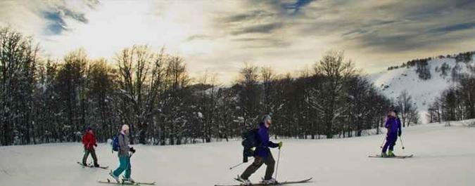 No inverno, pistas de ski e muita neve garantem a diversão e o relax(foto: Huilo Huilo/Divulgação) No inverno, pistas de ski e muita neve garantem a diversão e o relax(foto: Huilo Huilo/Divulgação)
