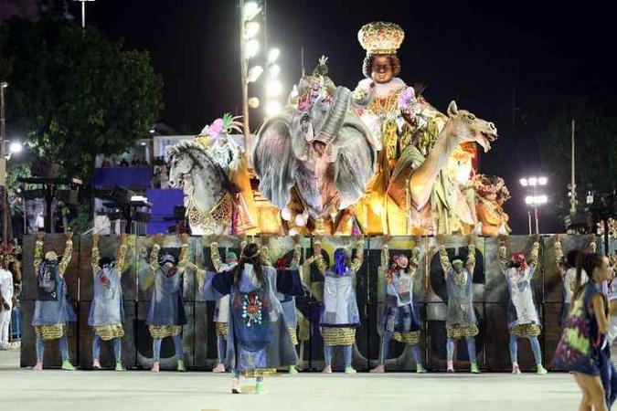 Campeã do carnaval de 2019, a Mangueira foi a terceira a desfilar ontem, levando à avenida as várias faces de Cristo. Comissão de frente mostra Jesus pobre, vítima de ação policial(foto: WILTON JÚNIOR/ESTADÃO CONTEÚDO) Campeã do carnaval de 2019, a Mangueira foi a terceira a desfilar ontem, levando à avenida as várias faces de Cristo. Comissão de frente mostra Jesus pobre, vítima de ação policial(foto: WILTON JÚNIOR/ESTADÃO CONTEÚDO)