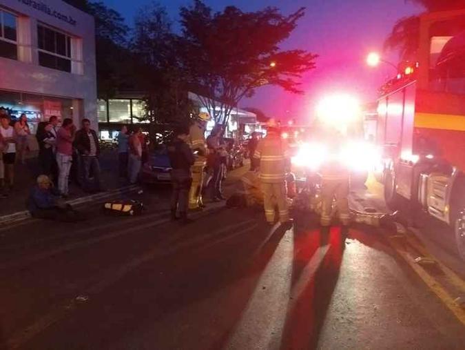 Na 105/106 Sul, uma criança de 12 anos foi atropelada e foi socorrido ao Hospital de Base(foto: Divulgação/Corpo de Bombeiros) Na 105/106 Sul, uma criança de 12 anos foi atropelada e foi socorrido ao Hospital de Base(foto: Divulgação/Corpo de Bombeiros)