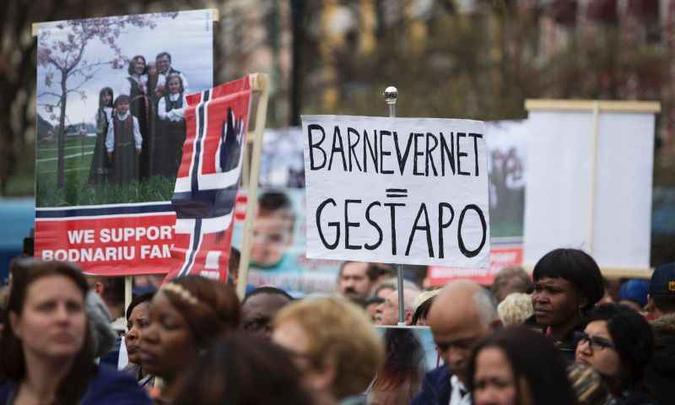 Cartaz de protesto compara o Barnevernet, o serviço norueguês do bem-estar infantil, com a polícia política da Alemanha nazista(foto: Berg-Rusten, Ole/AFP - 16/4/16) Cartaz de protesto compara o Barnevernet, o serviço norueguês do bem-estar infantil, com a polícia política da Alemanha nazista(foto: Berg-Rusten, Ole/AFP - 16/4/16)