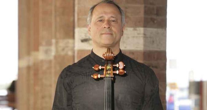 Antonio Meneses toca obras de Bach, uma de suas especialidades, no Teatro da Caixa Cultural(foto: Arquivo Pessoal) Antonio Meneses toca obras de Bach, uma de suas especialidades, no Teatro da Caixa Cultural(foto: Arquivo Pessoal)