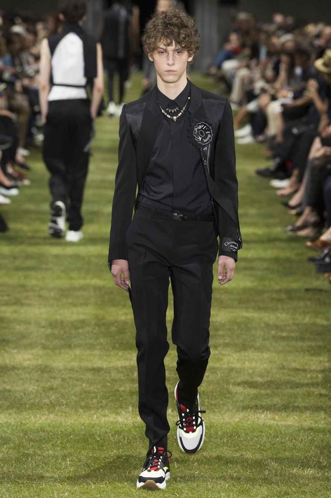 Na coleção de primavera 2018, a Dior apresentou sua versão do tênis(foto: Yannis Vlamos / Indigital.tv) Na coleção de primavera 2018, a Dior apresentou sua versão do tênis(foto: Yannis Vlamos / Indigital.tv)