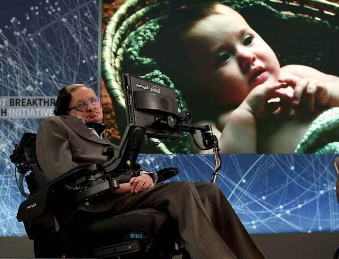 Muitos dos trabalhos de Stephen Hawking se concentraram em alinhar a relatividade à teoria quântica para explicar a criação e o funcionamento do Universo(foto: Timothy A. Clary) Muitos dos trabalhos de Stephen Hawking se concentraram em alinhar a relatividade à teoria quântica para explicar a criação e o funcionamento do Universo(foto: Timothy A. Clary)