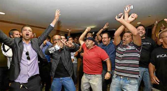 Motoristas do Uber comemoram a aprovação do sistema em primeiro turno: embate segue nesta quinta-feira(foto: Breno Fortes/CB/D.A Press) Motoristas do Uber comemoram a aprovação do sistema em primeiro turno: embate segue nesta quinta-feira(foto: Breno Fortes/CB/D.A Press)