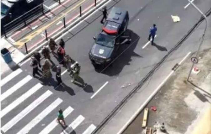 Polícia fecha uma das ruas alvo de ataque(foto: Twitter/Reprodução) Polícia fecha uma das ruas alvo de ataque(foto: Twitter/Reprodução)