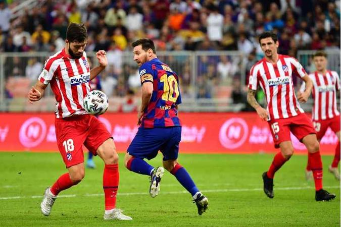 O defensor brasileiro Felipe ganha disputa de bola contra o argentino Lionel Messi: ontem, o Atlético de Madrid bateu o Barcelona por 3 x 2(foto: Giuseppe Cacace/AFP ) O defensor brasileiro Felipe ganha disputa de bola contra o argentino Lionel Messi: ontem, o Atlético de Madrid bateu o Barcelona por 3 x 2(foto: Giuseppe Cacace/AFP )