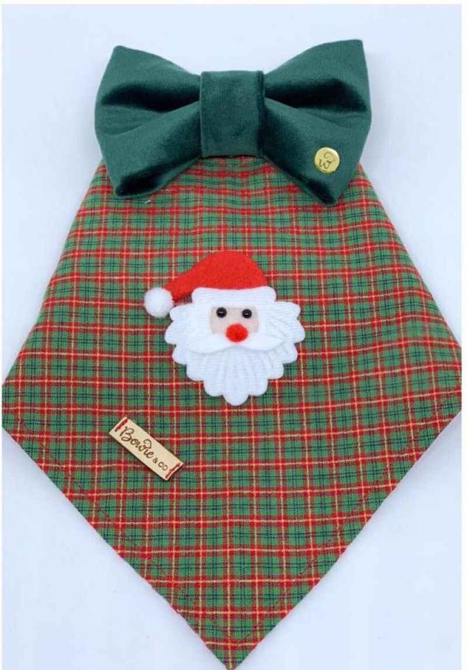 Muito estilosa, a bandana de Papai Noel em tecido xadrez é da Bowie.Co e custa R$ 45 (G). A gravata de veludo tamanho G sai a R$ 35.(foto: Arquivo Pessoal) Muito estilosa, a bandana de Papai Noel em tecido xadrez é da Bowie.Co e custa R$ 45 (G). A gravata de veludo tamanho G sai a R$ 35.(foto: Arquivo Pessoal)