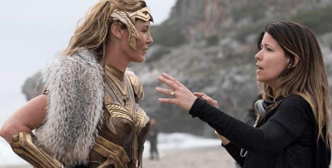 Dirigido por Patty Jenkins, o primeiro filme da heroína fortaleceu o universo da DC nos cinemas(foto: Internet/Reprodução ) Dirigido por Patty Jenkins, o primeiro filme da heroína fortaleceu o universo da DC nos cinemas(foto: Internet/Reprodução )