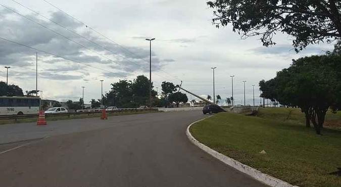 A pista ficou interditada para que a CEB desligasse a energia e o veículo fosse retirado(foto: CBMDF/Divulgação) A pista ficou interditada para que a CEB desligasse a energia e o veículo fosse retirado(foto: CBMDF/Divulgação)