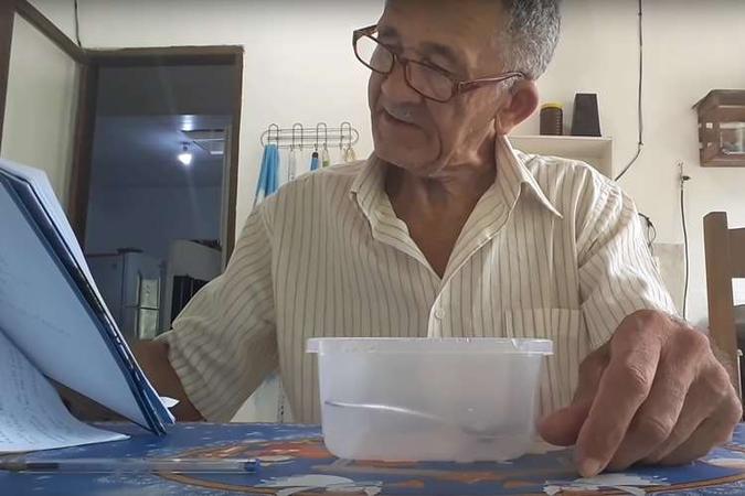 Seu Nilson seguiu a risca a receita para uma slime perfeita(foto: Reprodução/YouTube) Seu Nilson seguiu a risca a receita para uma slime perfeita(foto: Reprodução/YouTube)