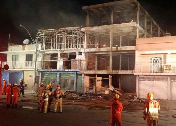O fogo começou em dois prédios, mas acabou atingindo um depósito de uma empresa de telefonia que ficava nos fundos.(foto: Divulgação CBMDF.) O fogo começou em dois prédios, mas acabou atingindo um depósito de uma empresa de telefonia que ficava nos fundos.(foto: Divulgação CBMDF.)