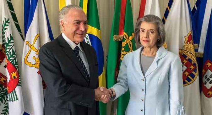 Presidente Michel Temer transmite o cargo para a presidente do Supremo Tribunal Federal, ministra Cármen Lúcia (foto: Cesar Itiberê/PR ) Presidente Michel Temer transmite o cargo para a presidente do Supremo Tribunal Federal, ministra Cármen Lúcia (foto: Cesar Itiberê/PR )