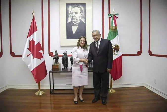 O presidente mexicano, recém eleito, Andres Obrador e a ministra das Relações Exteriores Chrystia Freeland se encontraram nesta quarta-feira, 25/7(foto: HO / Andres Manuel Lopez Obrador's Press Office / AFP) O presidente mexicano, recém eleito, Andres Obrador e a ministra das Relações Exteriores Chrystia Freeland se encontraram nesta quarta-feira, 25/7(foto: HO / Andres Manuel Lopez Obrador's Press Office / AFP)