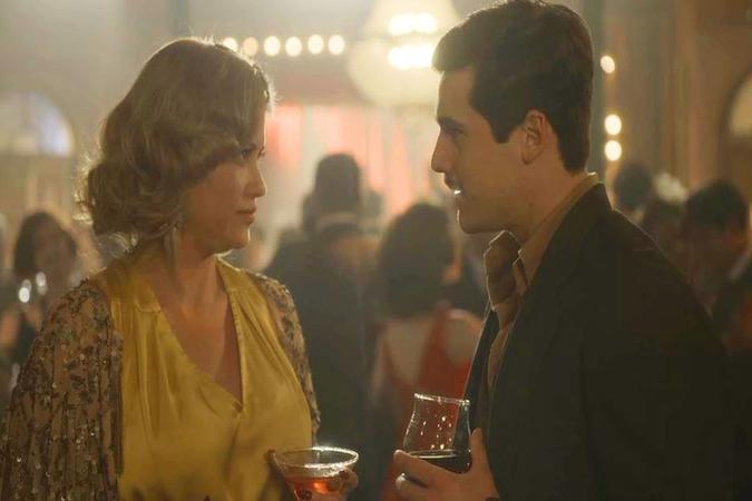 Marion e Alfredo conversam no cabaré(foto: TV Globo/Reprodução) Marion e Alfredo conversam no cabaré(foto: TV Globo/Reprodução)