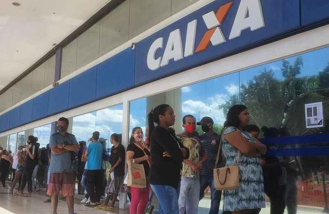 Fila por auxílio emergencial no Lago Norte, em Brasília: proposta em discussão no Senado sugere renda básica a todos os trabalhadores informais(foto: Carlos Vieira/CB/D.A Press) Fila por auxílio emergencial no Lago Norte, em Brasília: proposta em discussão no Senado sugere renda básica a todos os trabalhadores informais(foto: Carlos Vieira/CB/D.A Press)