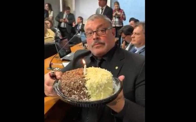 Alexandre Frota se habituou a usar alimentos para explicar seus pontos de vista e cutucar aliados(foto: Reprodução/Twitter) Alexandre Frota se habituou a usar alimentos para explicar seus pontos de vista e cutucar aliados(foto: Reprodução/Twitter)