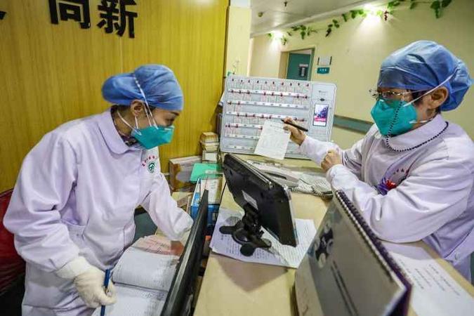 Equipe médica de hospital de Wuhan, cidade chinesa epicentro da epidemia: Pequim decide repatriar seus cidadãos para evitar discriminação(foto: AFP / STR) Equipe médica de hospital de Wuhan, cidade chinesa epicentro da epidemia: Pequim decide repatriar seus cidadãos para evitar discriminação(foto: AFP / STR)