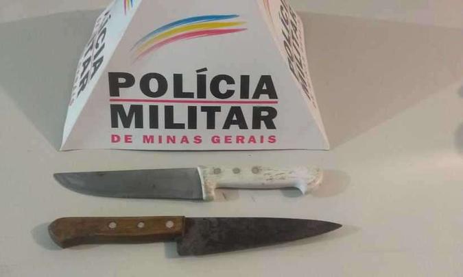 Facas foram apreendidas com autor do crime (foto: Polícia Militar/Divulgação) Facas foram apreendidas com autor do crime (foto: Polícia Militar/Divulgação)