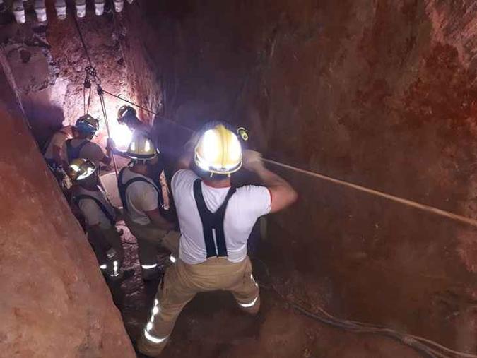 Para chegar próximo ao buraco onde está a vítima, os bombeiros cavaram uma estrutura de aproximadamente 11 metros(foto: CBMDF/ divulgação) Para chegar próximo ao buraco onde está a vítima, os bombeiros cavaram uma estrutura de aproximadamente 11 metros(foto: CBMDF/ divulgação)