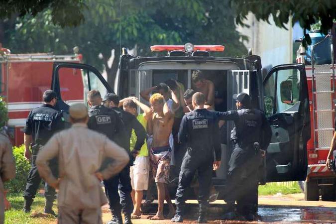 Segundo o documento, três dos seis detentos ouvidos no dia 3 de janeiro confirmaram a tensão por causa da superpopulação, do problema de falta de água constante e da falta de energia(foto: Claudio Reis/O Popular/AFP) Segundo o documento, três dos seis detentos ouvidos no dia 3 de janeiro confirmaram a tensão por causa da superpopulação, do problema de falta de água constante e da falta de energia(foto: Claudio Reis/O Popular/AFP)