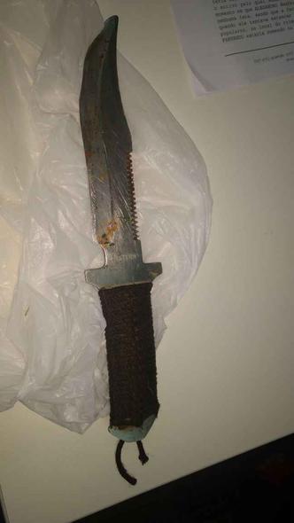 Os policiais encontraram uma faca ensanguentada com o suspeito(foto: PMDF/Divulgação) Os policiais encontraram uma faca ensanguentada com o suspeito(foto: PMDF/Divulgação)
