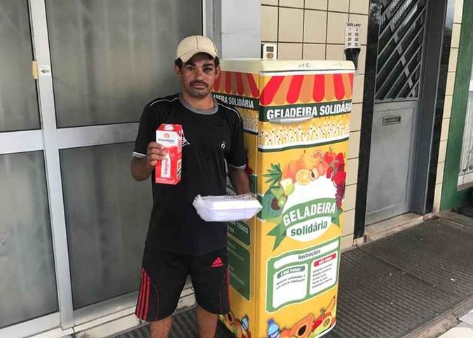 Ezequiel Severino dos Santos levou apenas o disse precisar: uma caixa de leite e uma marmita. Ele dividirá o alimento com os dois cachorros, Nino e Quibe(foto: Sarah Peres/Esp CB) Ezequiel Severino dos Santos levou apenas o disse precisar: uma caixa de leite e uma marmita. Ele dividirá o alimento com os dois cachorros, Nino e Quibe(foto: Sarah Peres/Esp CB)