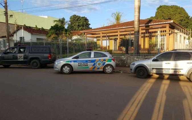Policiais cumprem 13 mandados de prisão, emitidos após denúncias feitas por fiéis(foto: MP-GO/Divulgação) Policiais cumprem 13 mandados de prisão, emitidos após denúncias feitas por fiéis(foto: MP-GO/Divulgação)