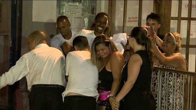 Rapaz preso por assassinato que não cometeu é libertado no Rio (foto: Reprodução/TV Globo) Rapaz preso por assassinato que não cometeu é libertado no Rio (foto: Reprodução/TV Globo)