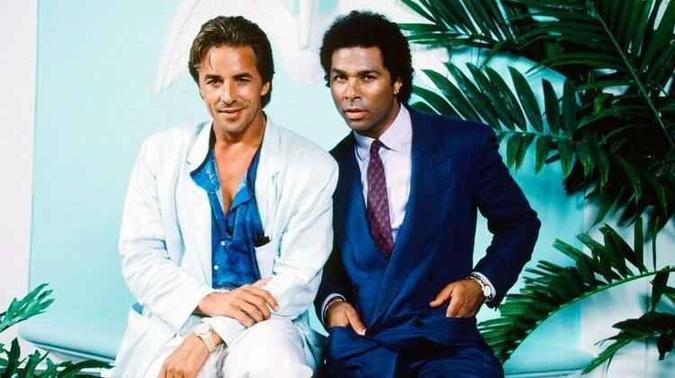Série original era protagonizada por Don Johnson (Sony Crockett) e por Philip Michael Thomas (Detetive Ricardo Tubbs)(foto: NBC/Divulgação) Série original era protagonizada por Don Johnson (Sony Crockett) e por Philip Michael Thomas (Detetive Ricardo Tubbs)(foto: NBC/Divulgação)