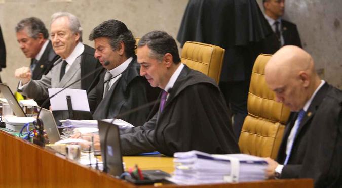Nesta quarta-feira, no entanto, os ministros Luiz Fux (C) e Luís Roberto Barroso (segundo à esquerda), que haviam votado pela prescrição, mudaram de ideia(foto: Nélson Jr./SCO/STF) Nesta quarta-feira, no entanto, os ministros Luiz Fux (C) e Luís Roberto Barroso (segundo à esquerda), que haviam votado pela prescrição, mudaram de ideia(foto: Nélson Jr./SCO/STF)