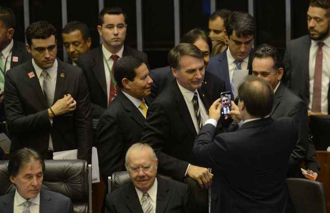 Bolsonaro em visita à Câmara, na qual ainda tem mandato, depois de eleito presidente: relação com caciques é desafio(foto: Minervino Junior/CB/D.A Press) Bolsonaro em visita à Câmara, na qual ainda tem mandato, depois de eleito presidente: relação com caciques é desafio(foto: Minervino Junior/CB/D.A Press)