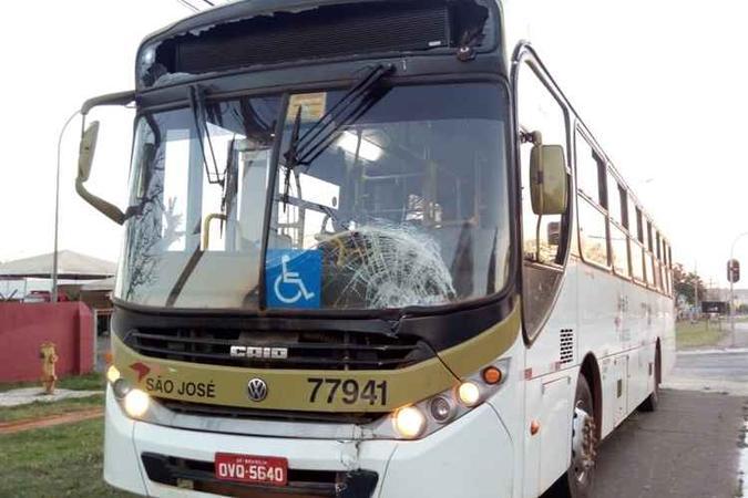 Ônibus é assaltado na Avenida Hélio Prates, em frente ao JK Shopping (foto: Divulgação) Ônibus é assaltado na Avenida Hélio Prates, em frente ao JK Shopping (foto: Divulgação)