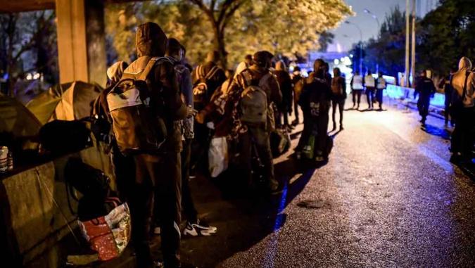 Muitos migrantes, incluindo famílias com crianças, afirmaram que eram do Afeganistão ou da África subsaariana(foto: Martim Bureau / AFP) Muitos migrantes, incluindo famílias com crianças, afirmaram que eram do Afeganistão ou da África subsaariana(foto: Martim Bureau / AFP)