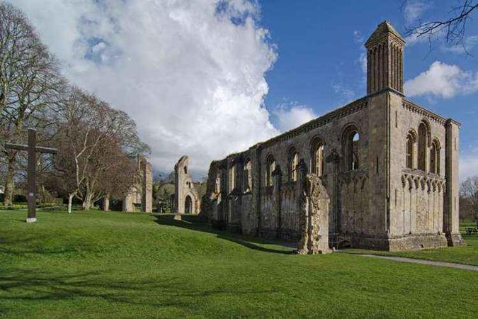 A Abadia de Glastonbury é uma das principais atrações da cidade: no interior, o visitante encontra uma maquete completa do local e conhece mais da história dessa edificação(foto: Alex Graeme/Divulgação) A Abadia de Glastonbury é uma das principais atrações da cidade: no interior, o visitante encontra uma maquete completa do local e conhece mais da história dessa edificação(foto: Alex Graeme/Divulgação)