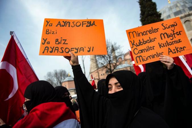 Mulheres fazem protesto contra a intolerância religiosa na Nova Zelândia(foto: Yasin Akgul/ AFP) Mulheres fazem protesto contra a intolerância religiosa na Nova Zelândia(foto: Yasin Akgul/ AFP)