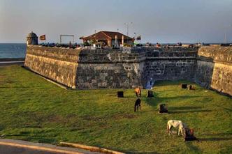 Na área fortificada, 11 quilômetros de muros de pedra guardam a história do local(foto: Wikimedia/Divulgação) Na área fortificada, 11 quilômetros de muros de pedra guardam a história do local(foto: Wikimedia/Divulgação)