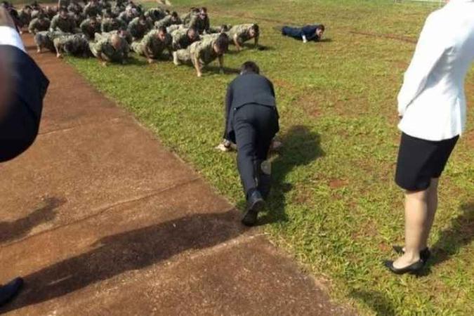 O presidente eleito no momento em que fez algumas flexões de braço(foto: Reprodução/Twitter) O presidente eleito no momento em que fez algumas flexões de braço(foto: Reprodução/Twitter)