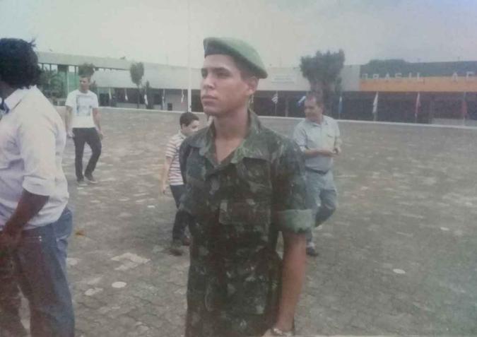 O jovem serviu o exército e foi destaque da turma(foto: Arquivo Pessoal) O jovem serviu o exército e foi destaque da turma(foto: Arquivo Pessoal)