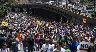 Os protestos anteriores terminaram em duros confrontos entre as forças policiais e os manifestantes. Cinco pessoas morreram, dezenas ficaram feridas, e mais de 200 foram detidas(foto: Juan Barreto/AFP) Os protestos anteriores terminaram em duros confrontos entre as forças policiais e os manifestantes. Cinco pessoas morreram, dezenas ficaram feridas, e mais de 200 foram detidas(foto: Juan Barreto/AFP)