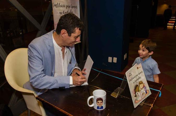 O lançamento do livro contou com a presença do maior fã de Júlio, o filho Ian Pedro, de 4 anos(foto: Ieva Martinaitis/Divulgação) O lançamento do livro contou com a presença do maior fã de Júlio, o filho Ian Pedro, de 4 anos(foto: Ieva Martinaitis/Divulgação)