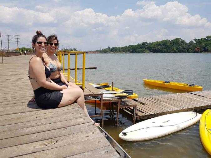 Sabrina Magno e Rafaela Peixoto escolheram o lago para aproveitar o tempo aberto(foto: Emilly Behnke/CB/D.A. Press) Sabrina Magno e Rafaela Peixoto escolheram o lago para aproveitar o tempo aberto(foto: Emilly Behnke/CB/D.A. Press)