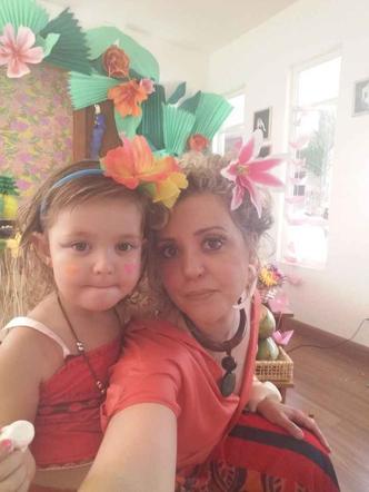 A artista plástica Carmen San Thiago comemora os 3 anos da filha, Beatriz San Thiago, com fantasias de carnaval; mãe diz ir a blocos 'até debaixo d'água'.(foto: Arquivo Pessoal) A artista plástica Carmen San Thiago comemora os 3 anos da filha, Beatriz San Thiago, com fantasias de carnaval; mãe diz ir a blocos 'até debaixo d'água'.(foto: Arquivo Pessoal)